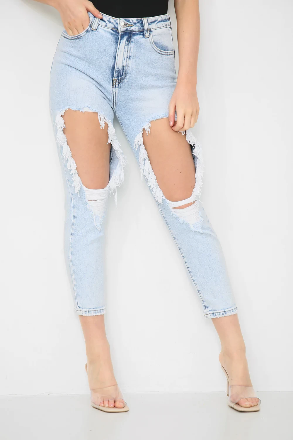 EXTREME DISTRESSED MOM JEANS