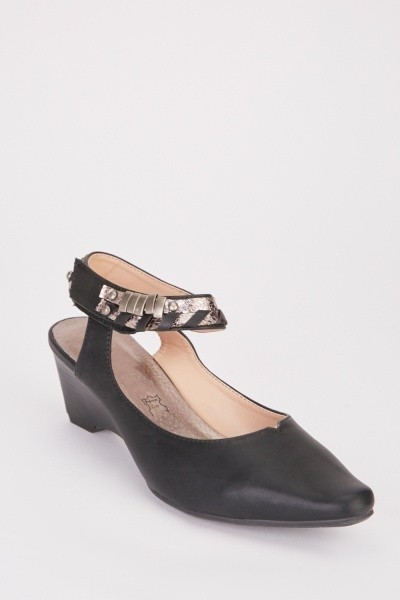 DETAILED STRAP COURT HEELS