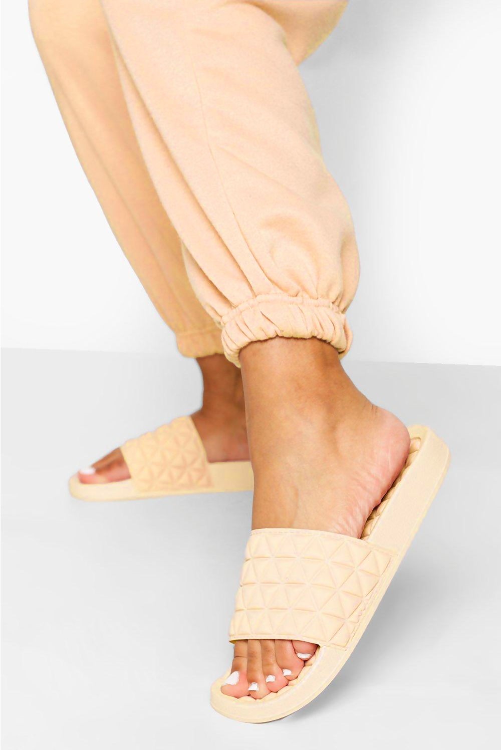 BEIGE PYRAMID PADDED SLIDER